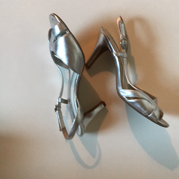 Naturalized-Emery silver- heels-7 1/2W - Picture 2 of 9